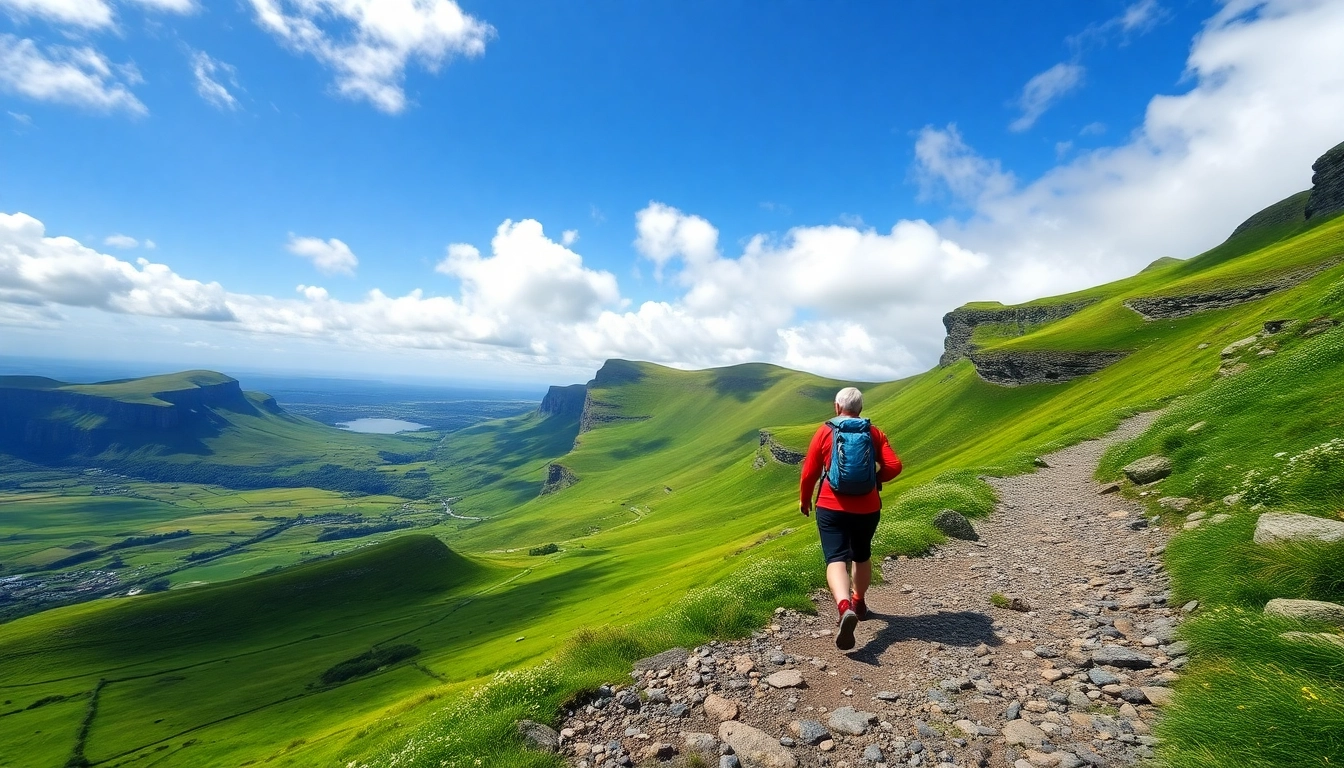 Irland wandern auf einem malerischen Wanderweg mit grünen Hügeln und Klippen.