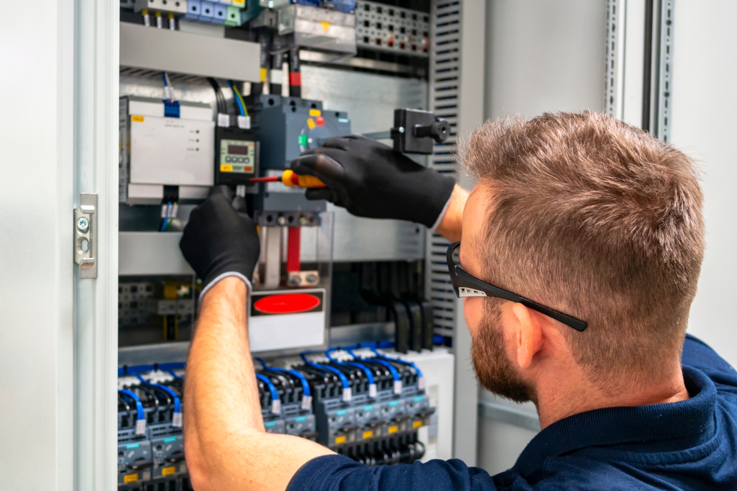 E+Service+Check GmbH: Prüfung ortsveränderlicher elektrischer Betriebsmittel mit eigenen Experten