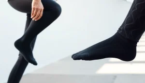 Trage kniehohe kompressionssocken mit elegantem Design für optimale Durchblutung und Komfort beim Sport.